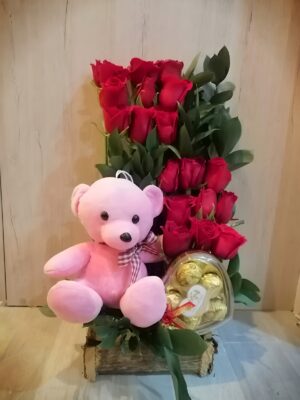 Escalera de 18 rosas con chocolates y peluche R55